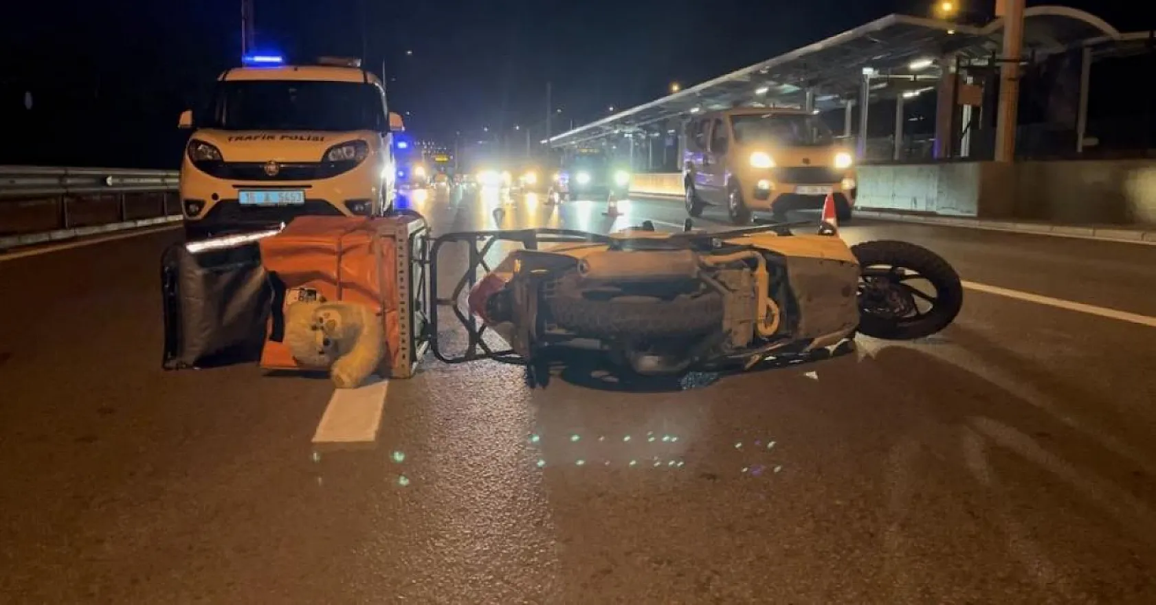 Kontrolden çıkan motokurye bariyerlere girdi: 1 ölü