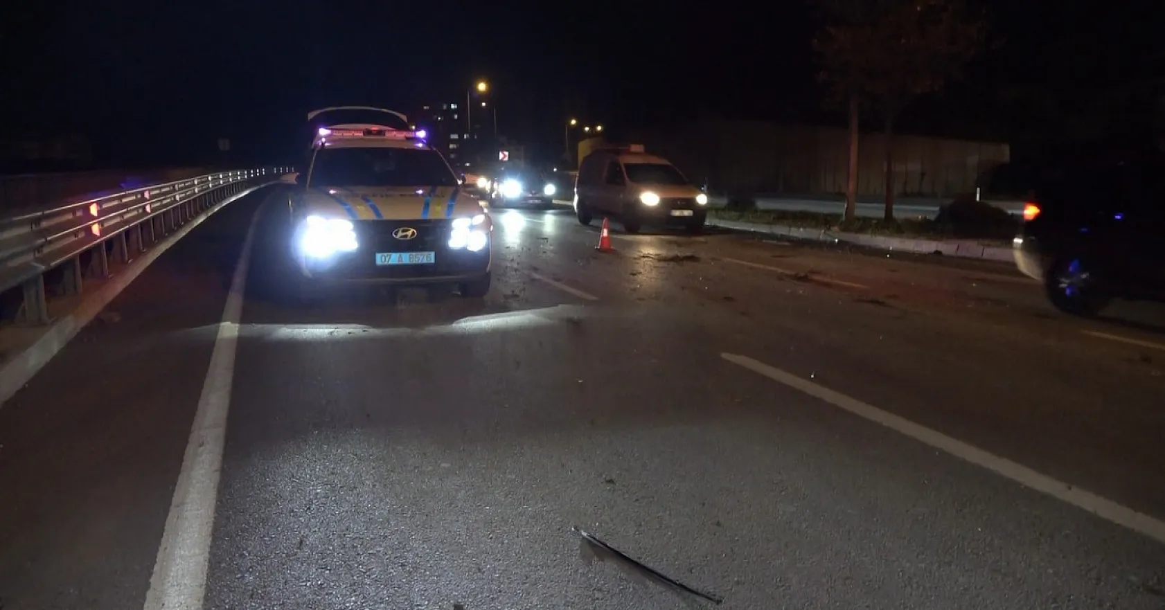 Aydınlatma direği ve bariyerlere çarpan otomobilin sürücüsü yaralandı