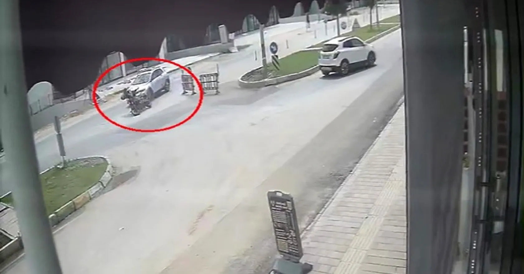 Kaza yapan motosikletli karşı yönden gelen minibüsün altında kaldı