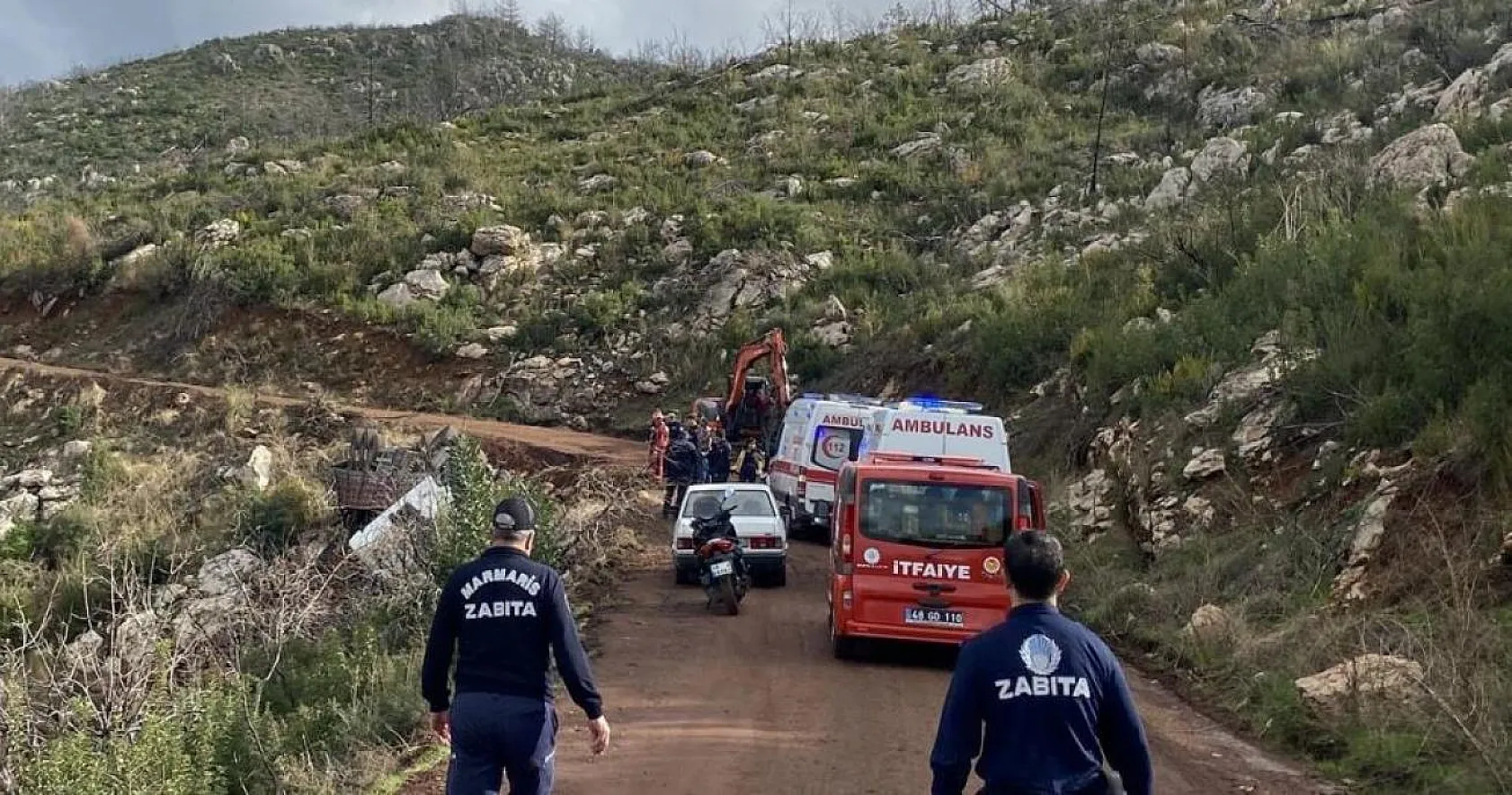 Kereste kamyonu toprak yolda kayarak devrildi