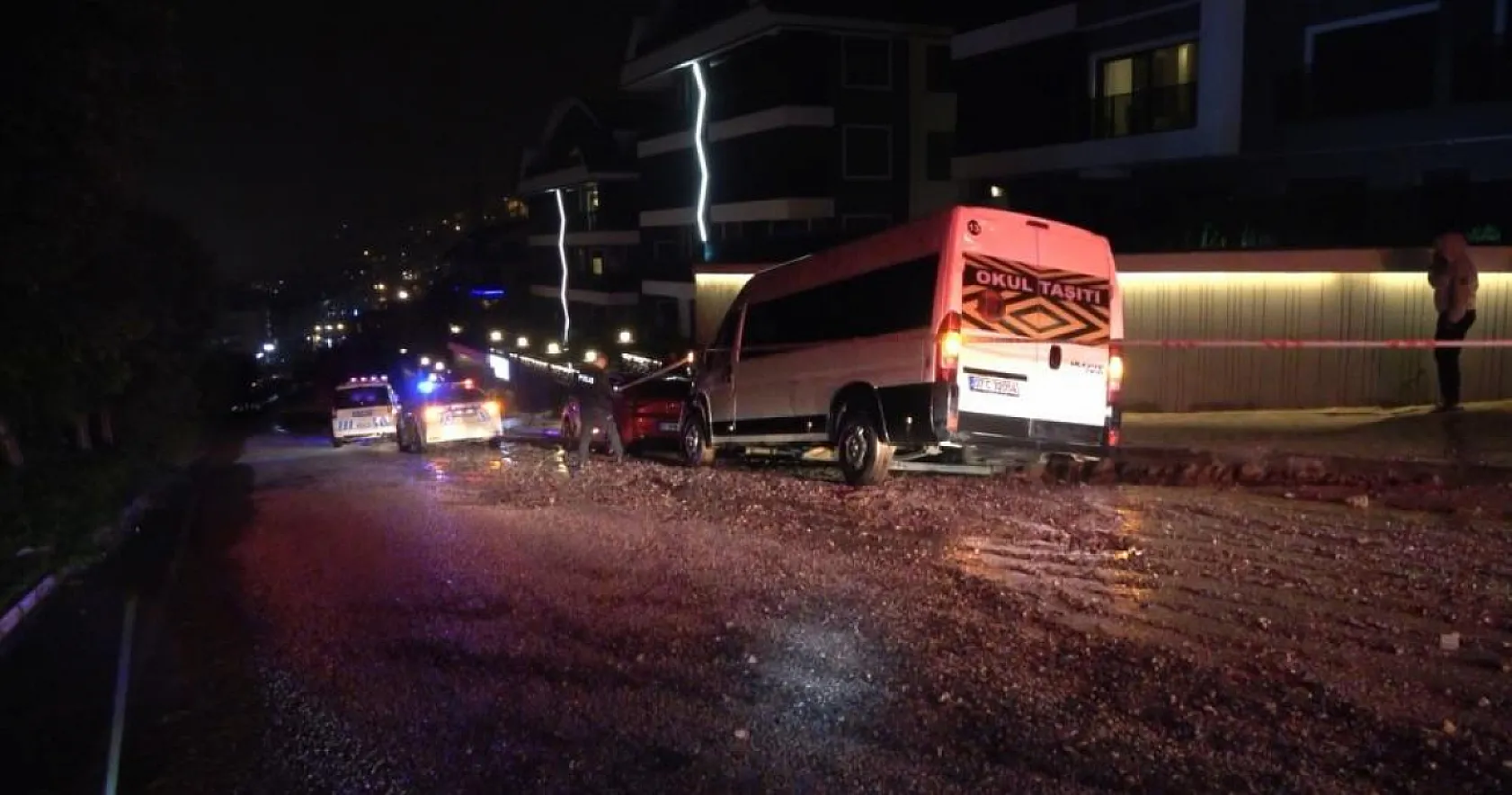 Yağmur, yolu yuttu 3 araç çukurda mahsur kaldı