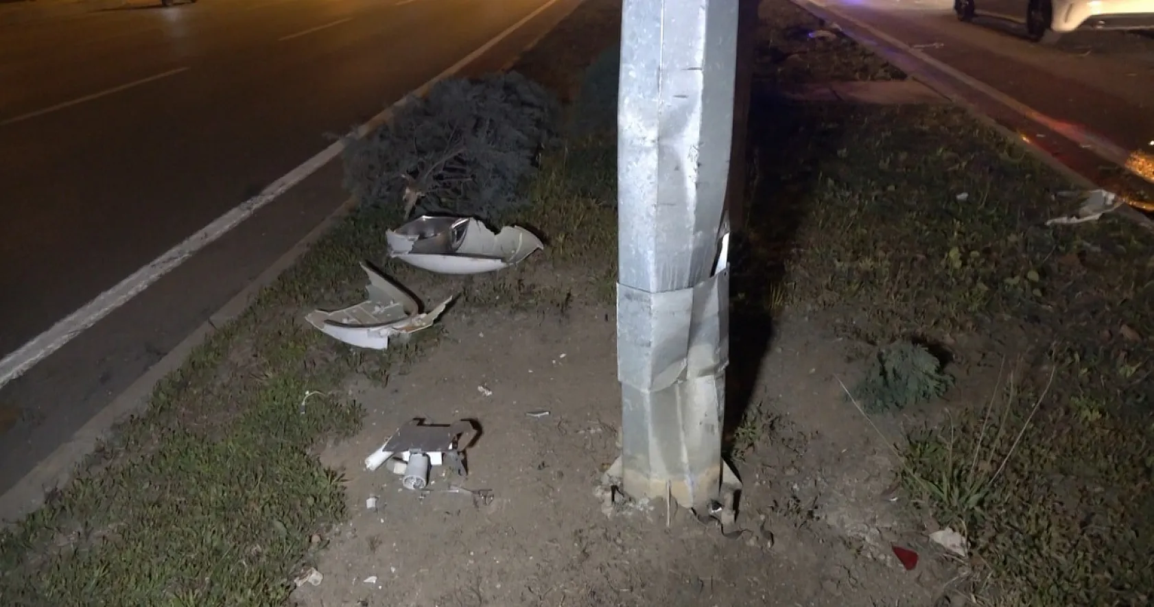 Aydınlatma direği ve bariyerlere çarpan otomobilin sürücüsü yaralandı
