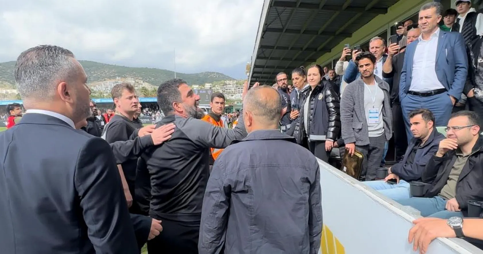 Bodrum FK'nın maçında olay çıktı! Sahaya ambulans girdi!