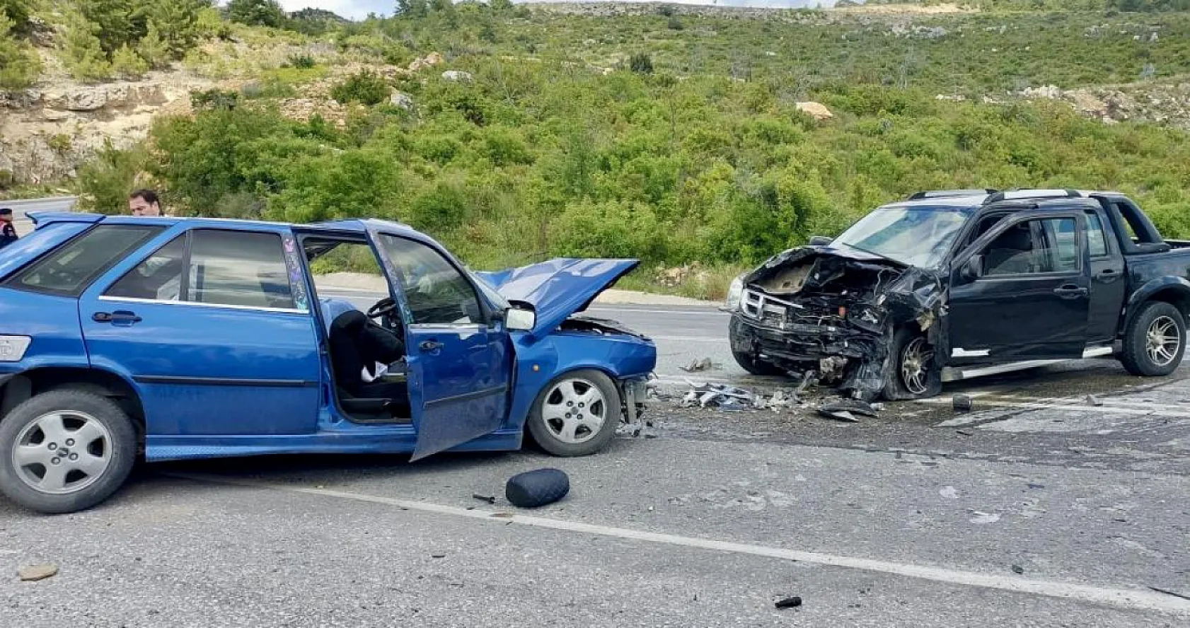 İki araç çarpıştı: 1 ölü, 2 yaralı