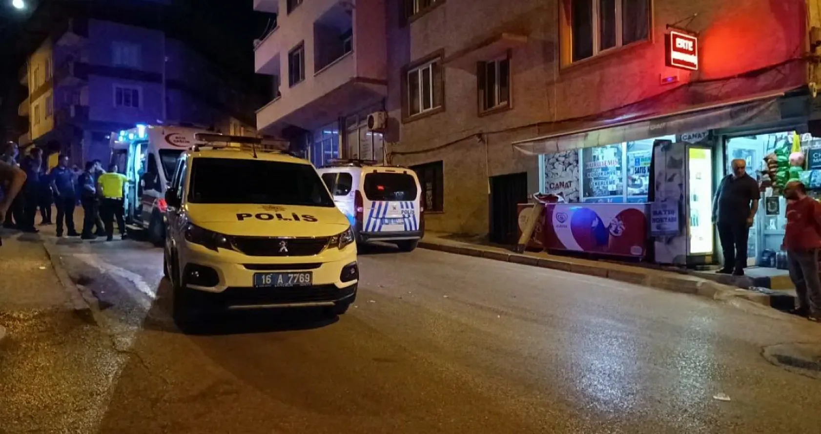 Polisin yakaladığı şüpheliyi korumak için polisleri böyle ezdi