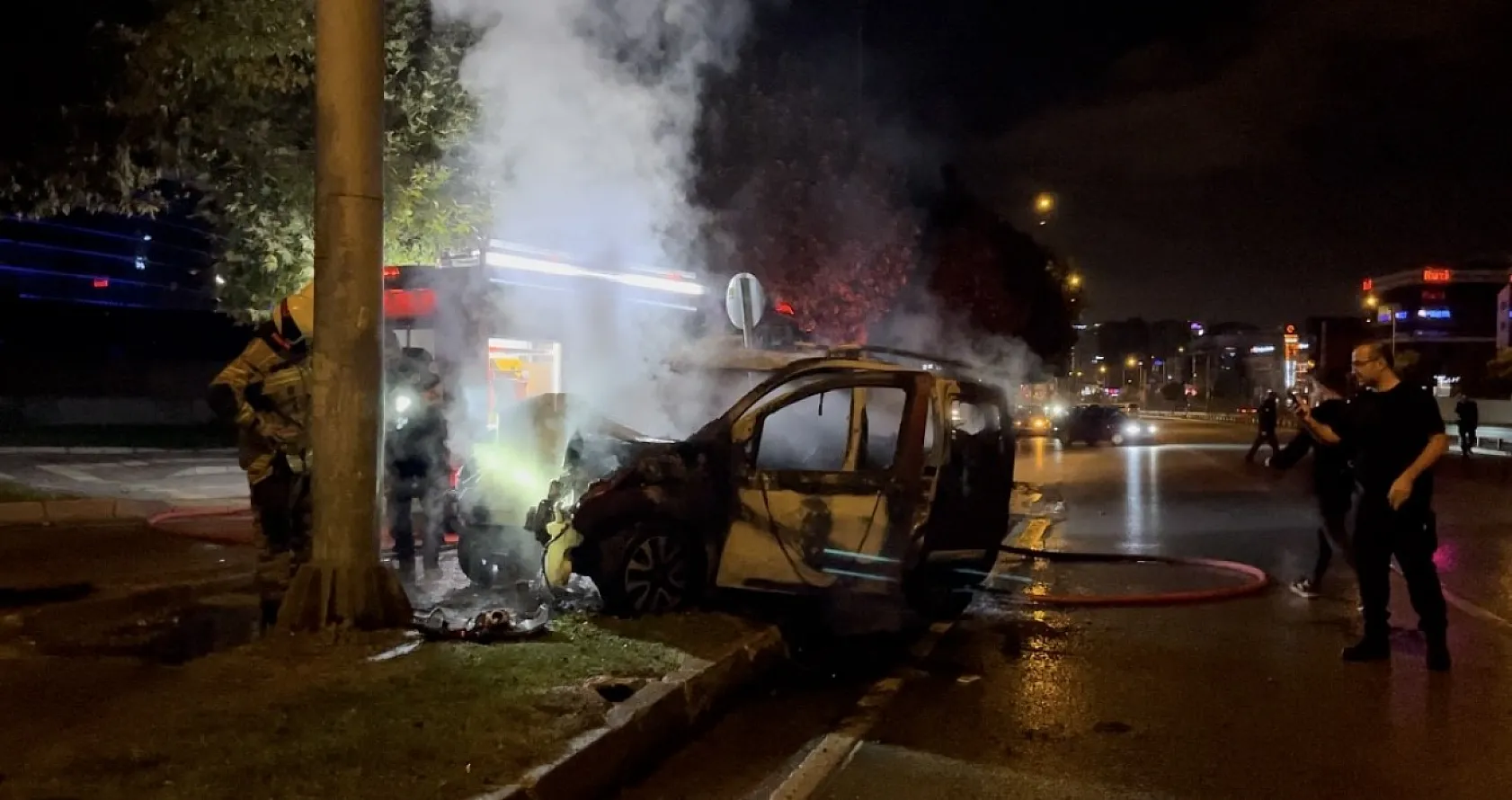Refüje dalan sürücü camdan fırladı, araç alev topuna döndü