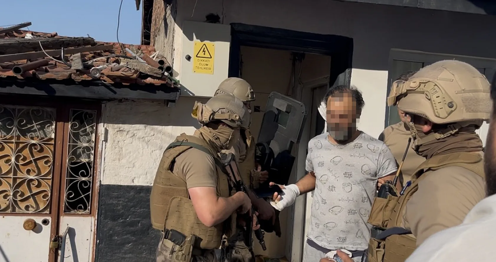 Özel harekat evi ablukaya aldı, yakalanınca 'çalsaydınız açardım' dedi