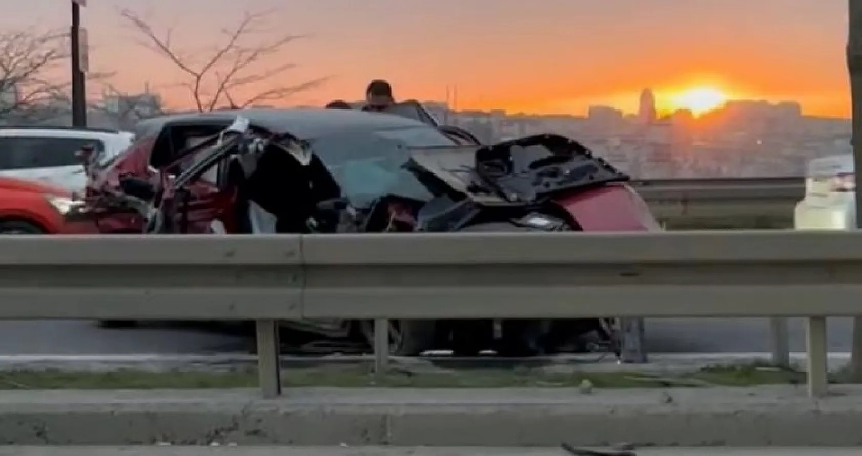 Pratisyen diş hekimi genç kadın, otomobiliyle bariyerlere çarparak hayatını kaybetti