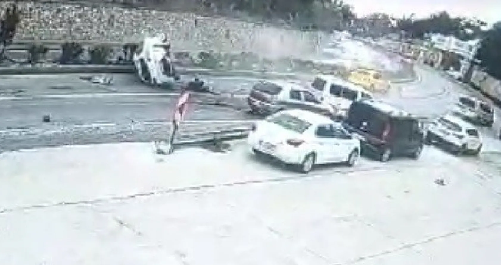 Bodrum'da feci kaza: Virajı alamayan otomobil karşı şeride geçti