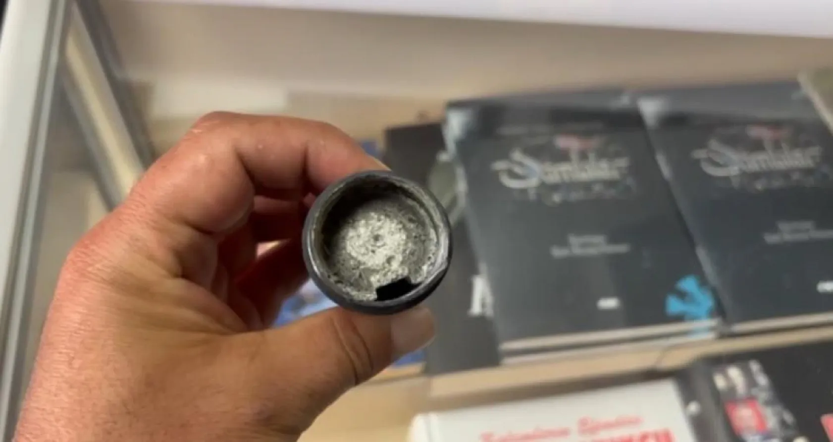 İnternetten aldığı mikrofonun içinden beton çıktı