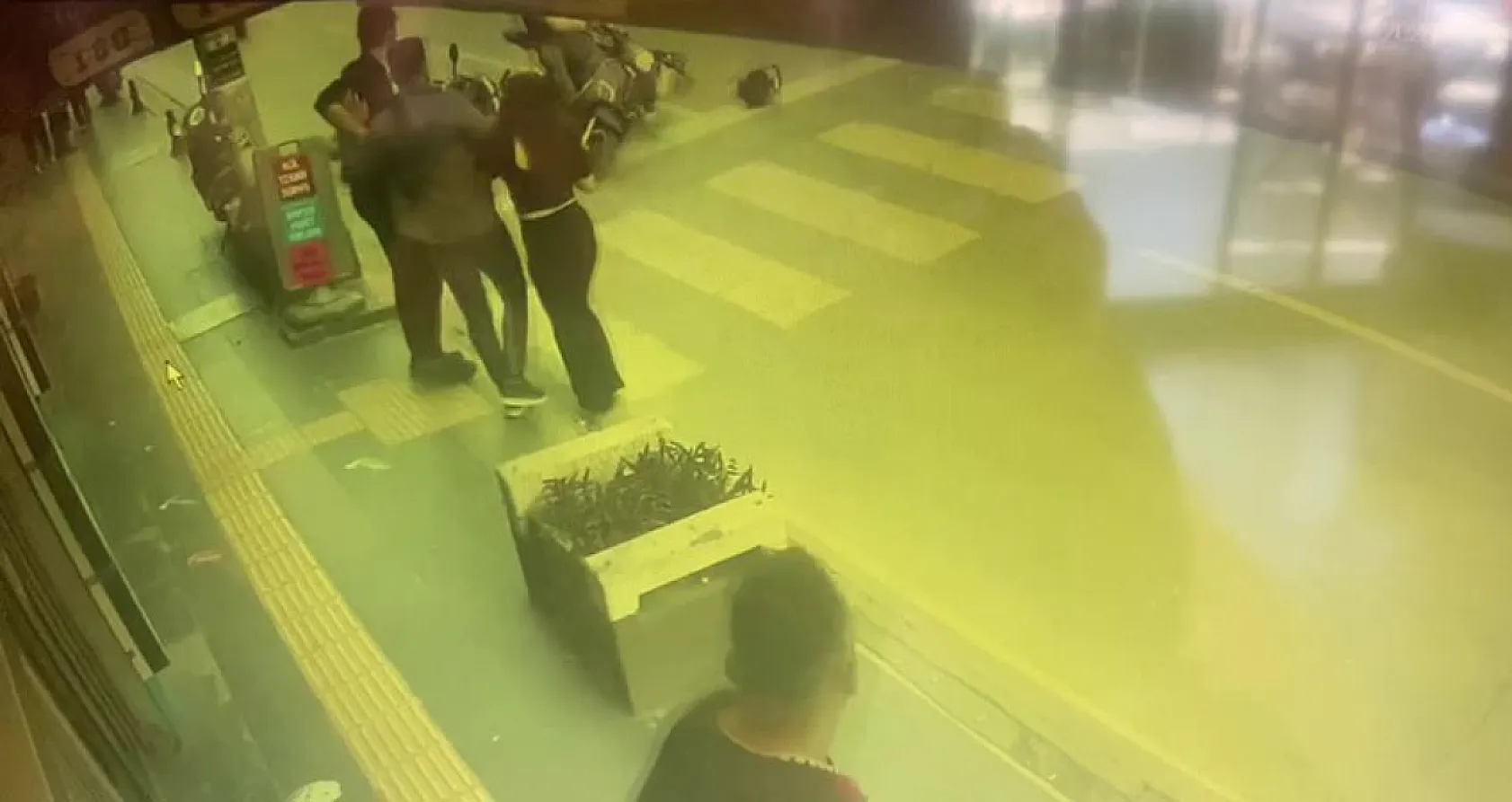 Yaya geçidinde 2 motosiklet çarpıştı