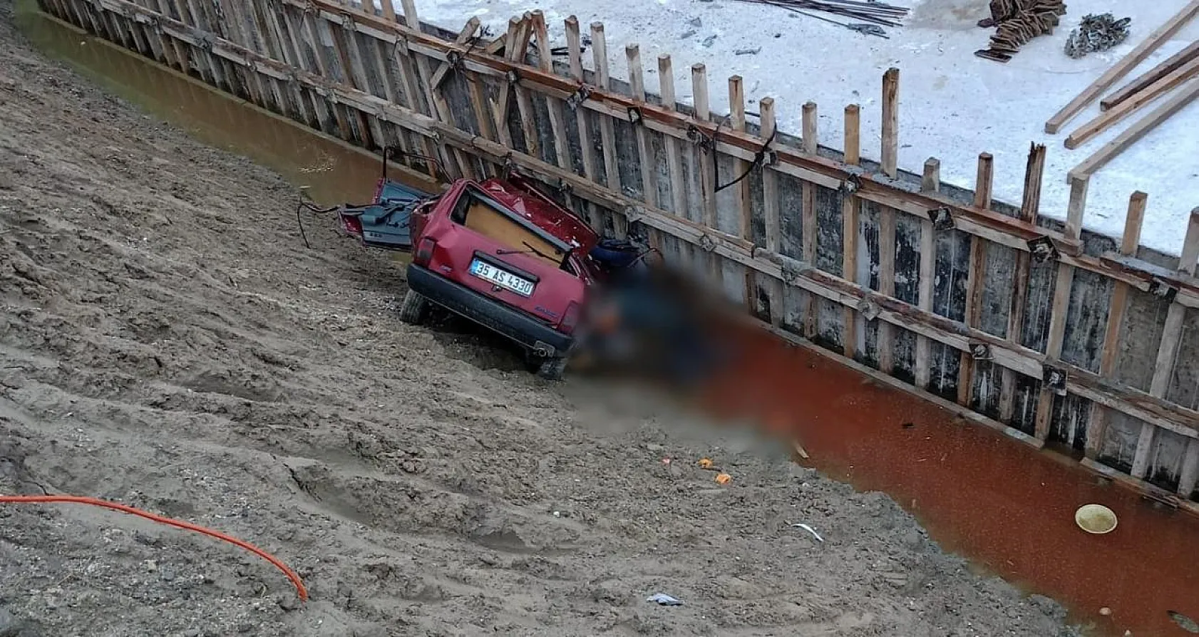 Otomobil, inşaat temeline uçtu: 3 ölü