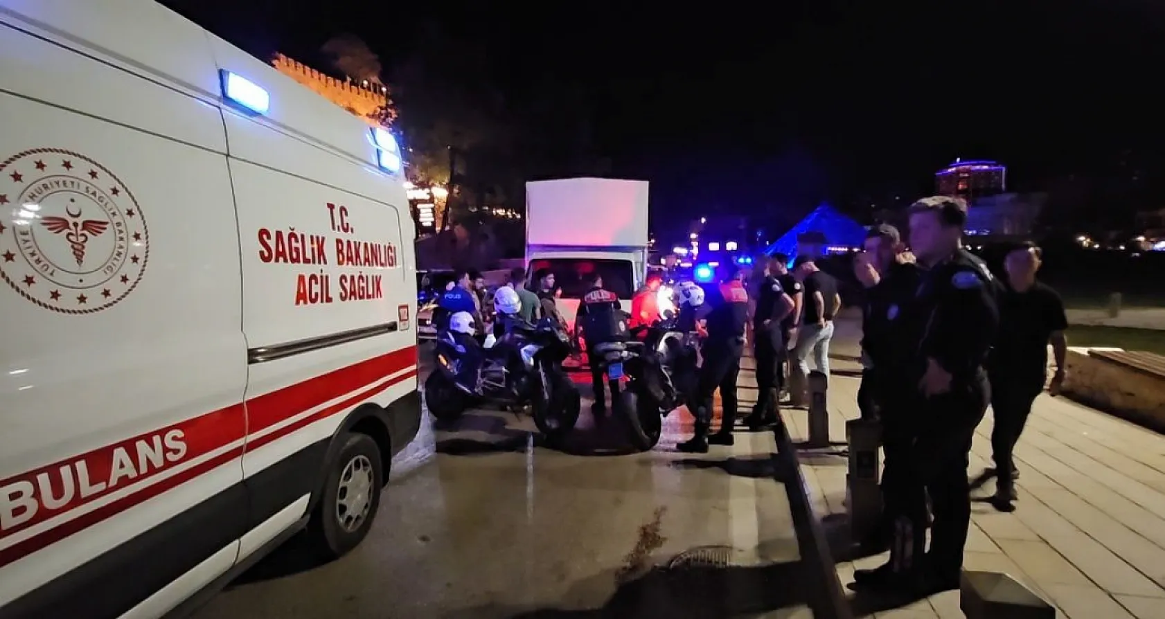 Ağabeyini darp ettiler, kardeşi aracıyla geri gidip çarptı