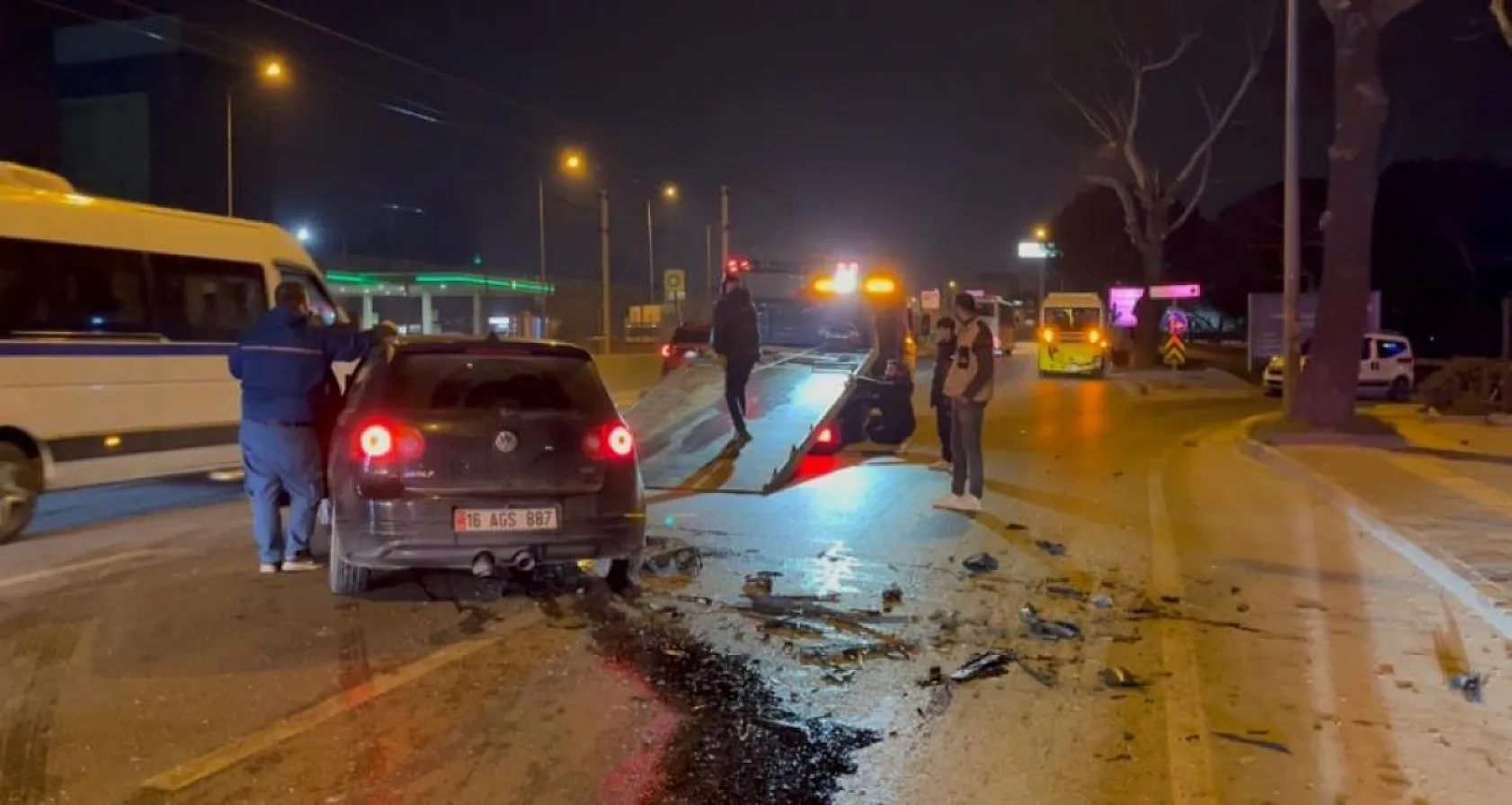 Bursa'da feci kaza: Otomobil minibüse çarptı, 10 yaralı