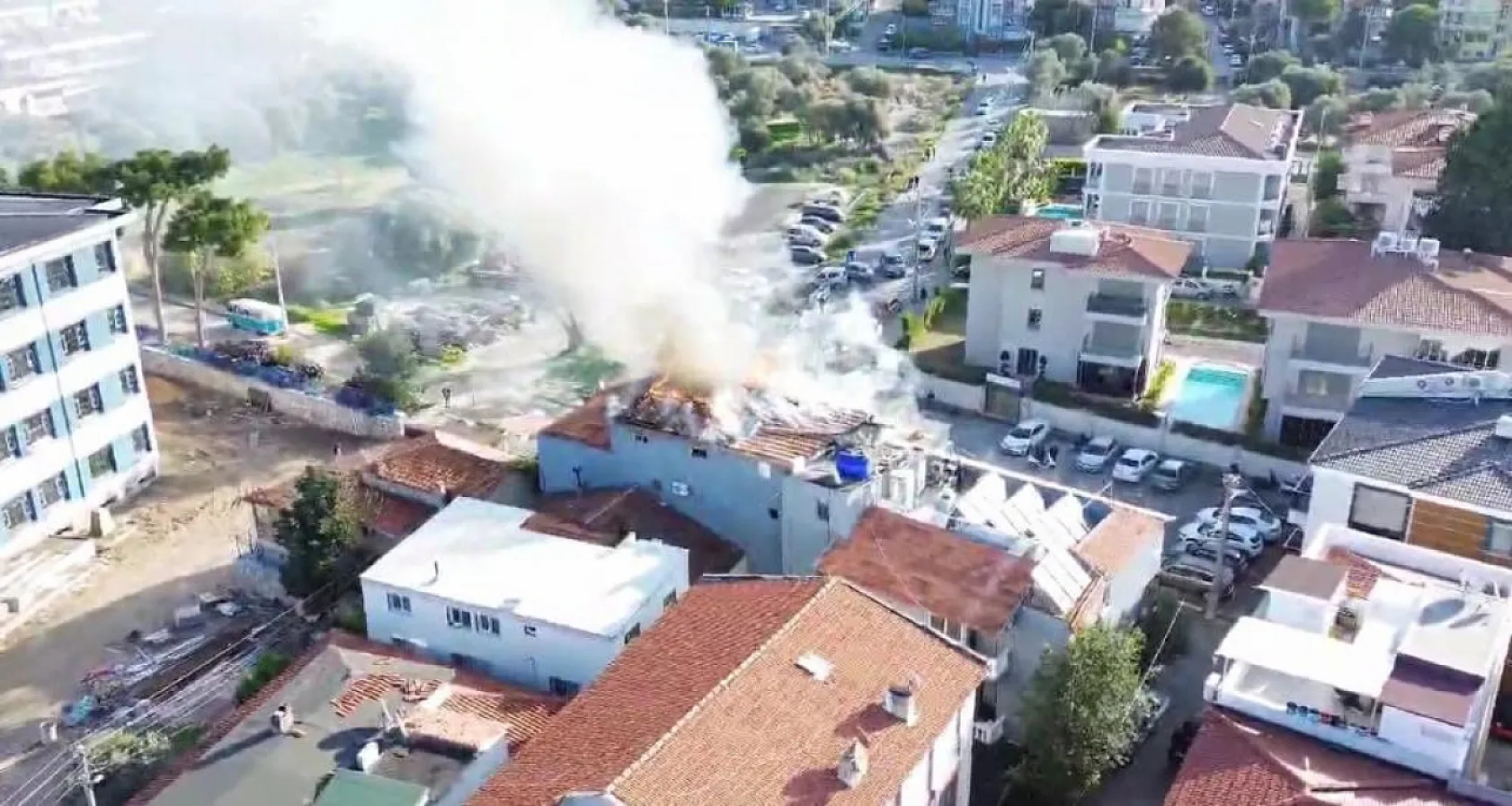 Motel yangını: Çatı alev alev yandı