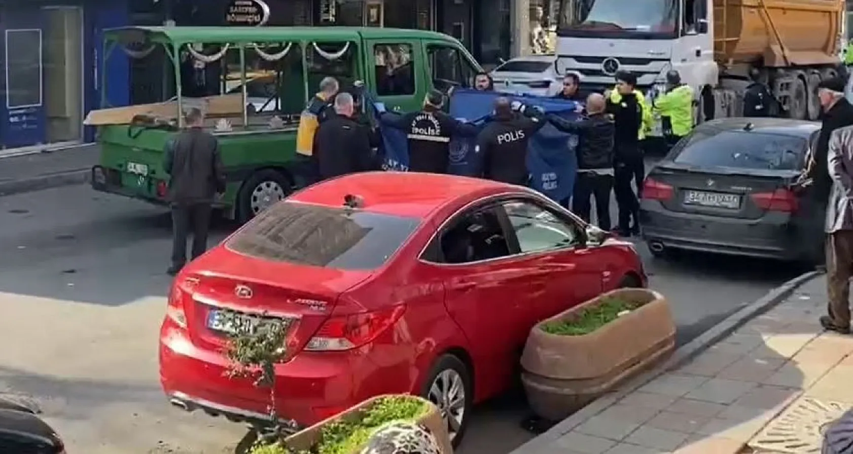 Yolun Karşısına Geçmeye Çalışan Yaşlı Adam, Kamyonun Altında Can Verdi