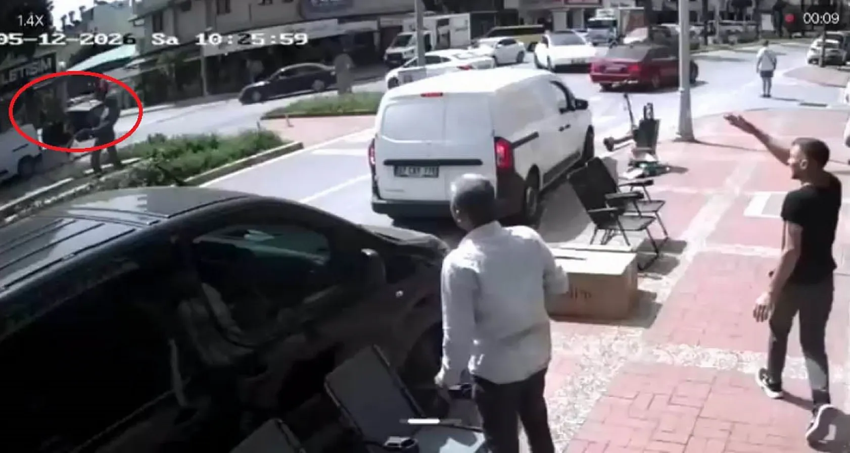 Önce otomobile ardından dev tabelaya çarptı