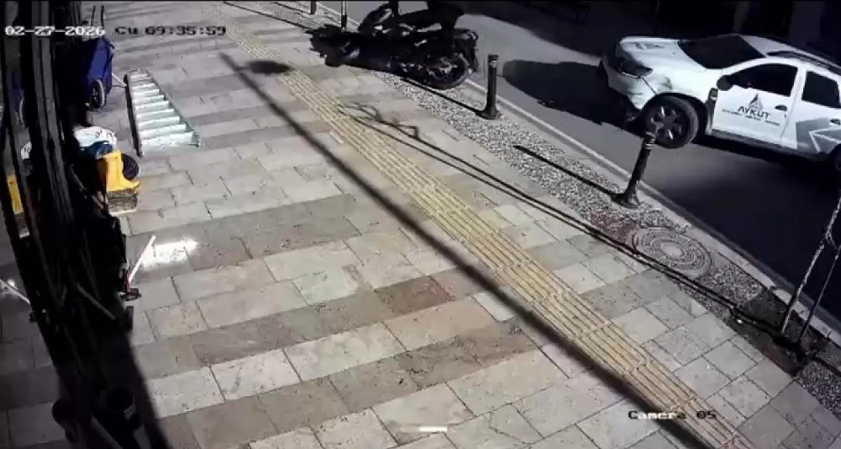 Antalya'da 100 metre arayla motosikletlileri yola savuran iki kaza: 1 yaralı