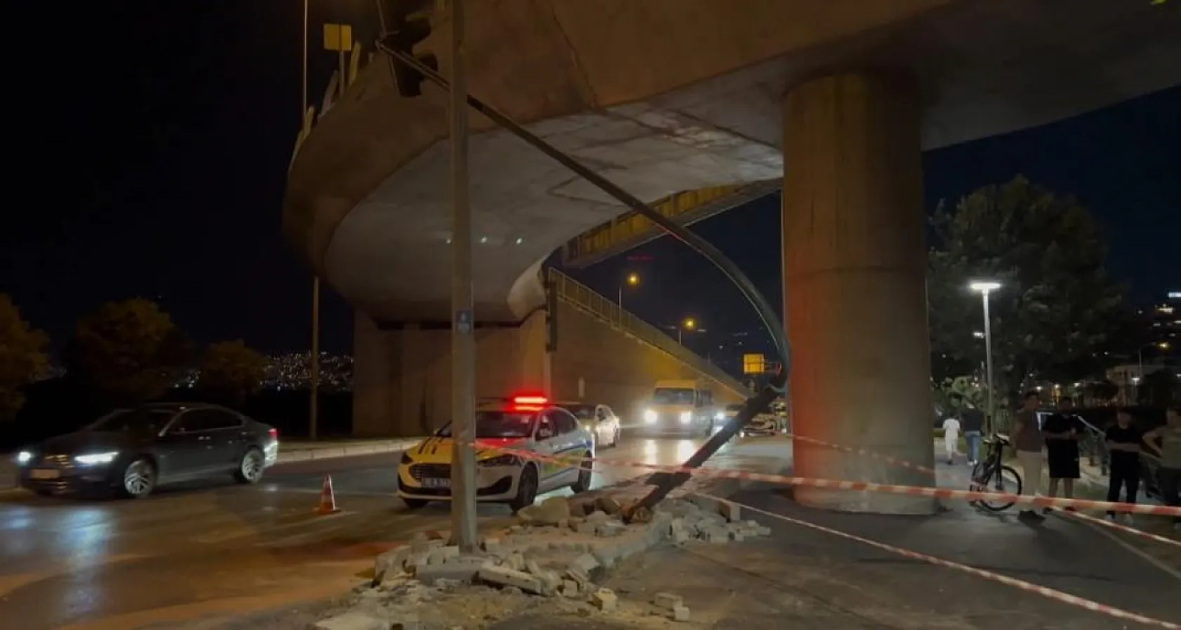 Makas atan otomobille birlikte iki araç dereye uçtu: 6 yaralı