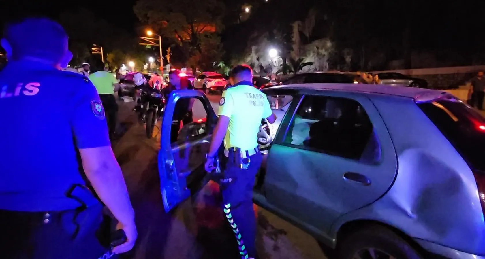 Ağabeyini darp ettiler, kardeşi aracıyla geri gidip çarptı