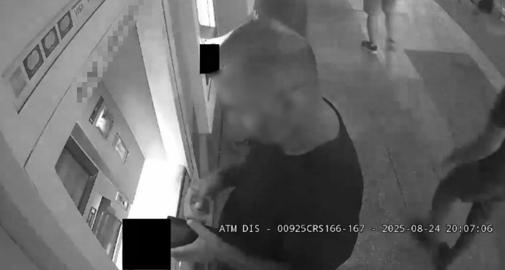 ATM'den geri çıkan parayı cüzdanına alıp kayıplara karıştı
