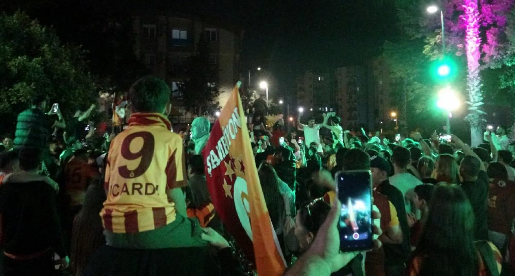 Antalya'da derbi galibiyetini kutlayan bir taraftar bıçakla yaralandı