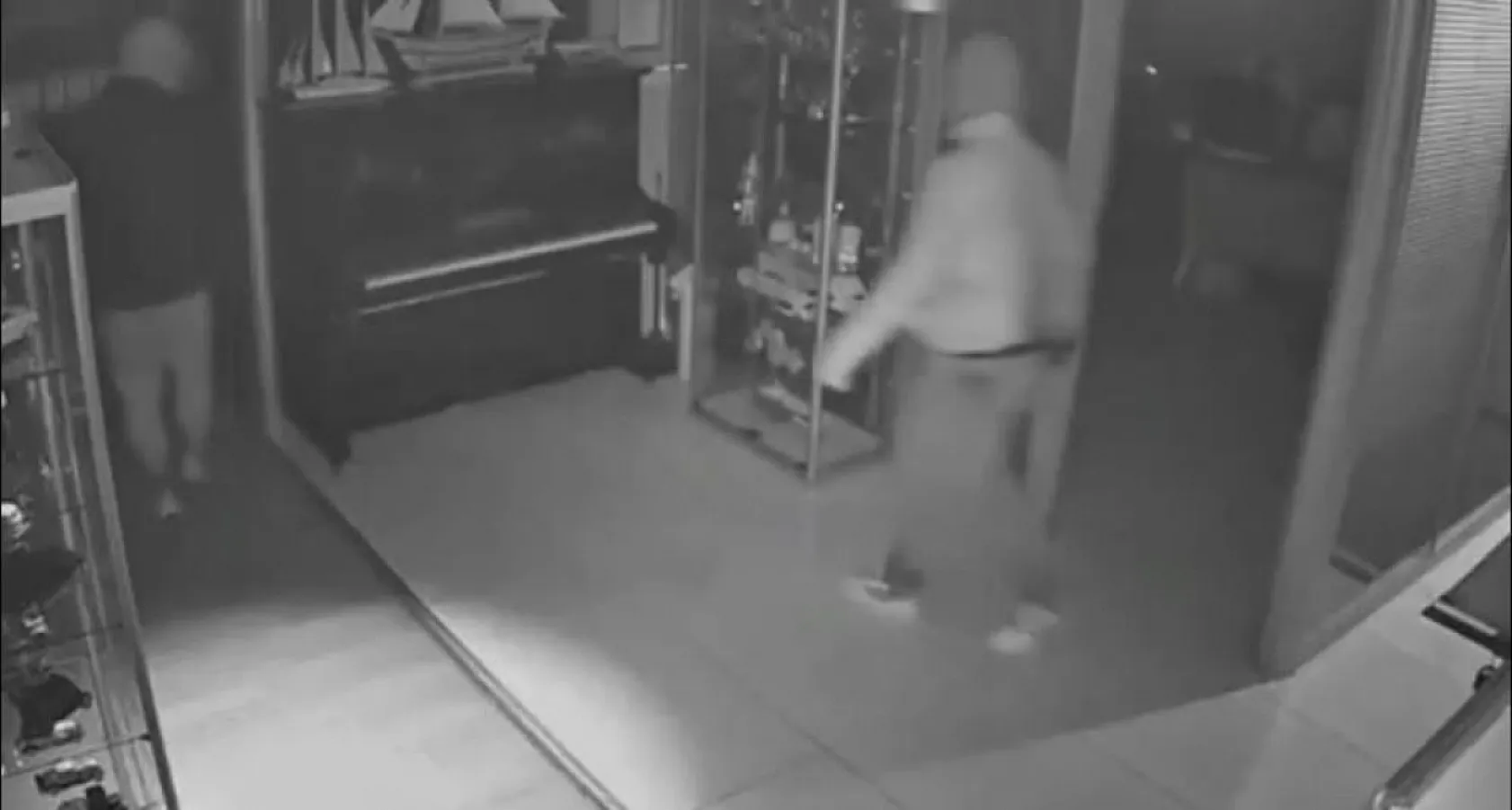 Maskeli beşler girdikleri işletmelerde çelik kasaları böyle patlattı...