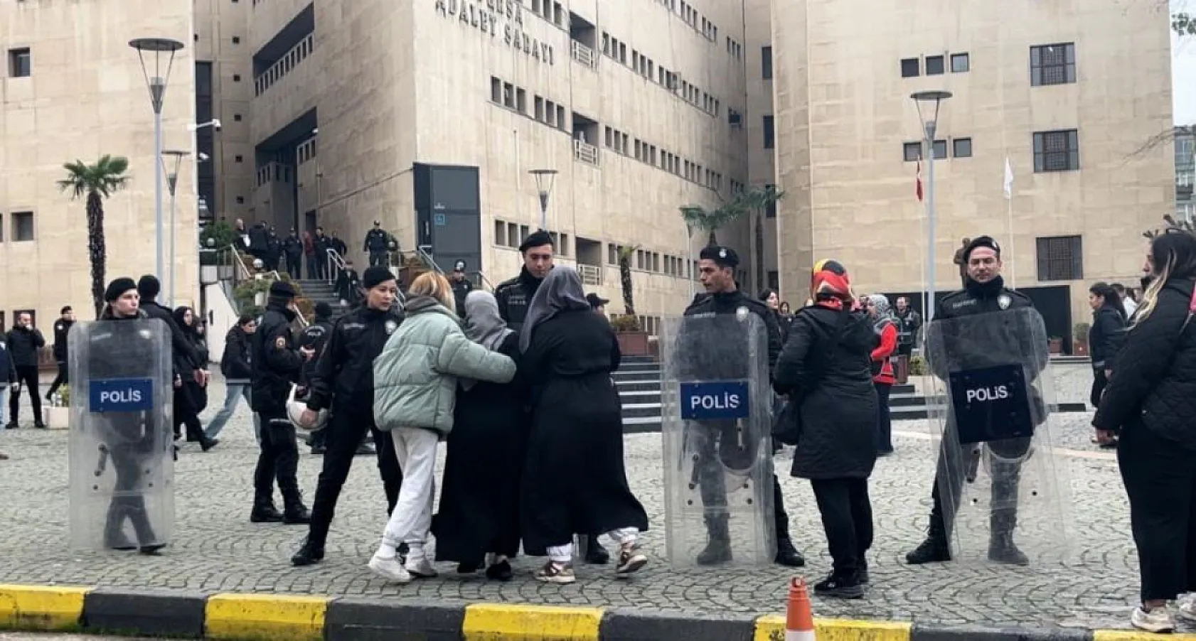 Emekli güvenlik görevlisi, duruşma salonunu kana buladı