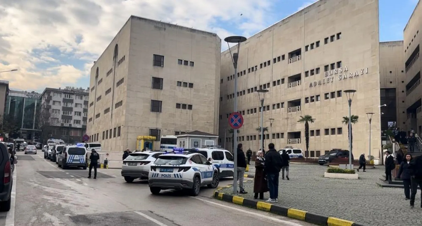 Emekli güvenlik görevlisi, duruşma salonunu kana buladı