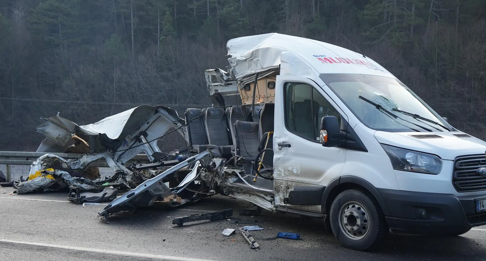 Minibüs kağıt gibi yırtıldı: 1 ölü, 4 yaralı