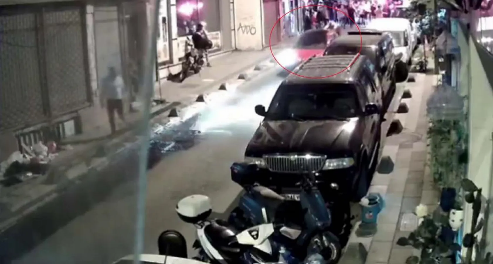 Şampiyonluğu kutlayan taraftara çarpıp kaçtı, o anlar güvenlik kamerasına yansıdı