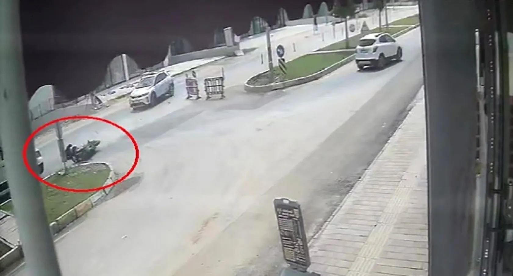 Kaza yapan motosikletli karşı yönden gelen minibüsün altında kaldı