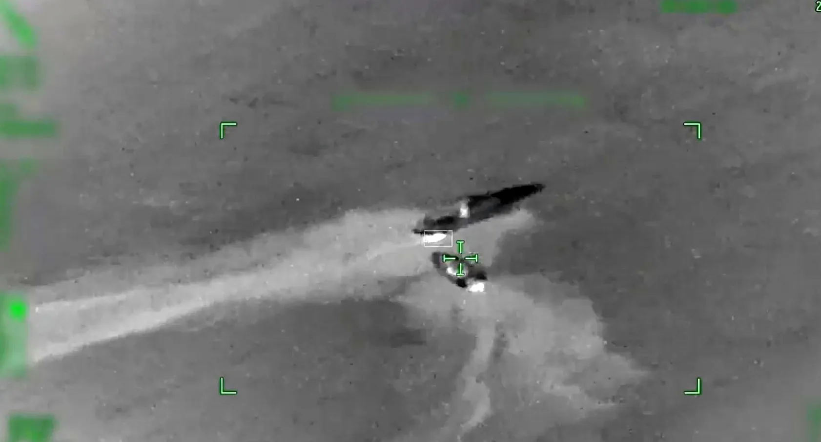 Fethiye'de İnsan kaçakçısı lastik botu Sahil Güvenlik botunun üzerine sürdü