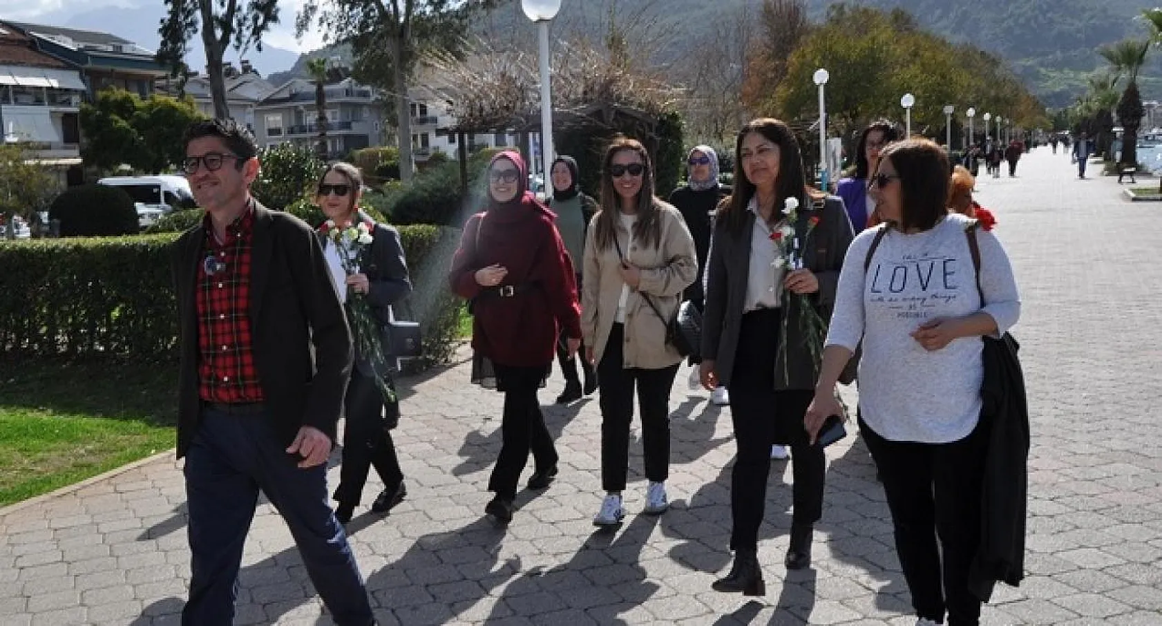 Başkan Adayı Kökten, Sevgililer Gününde Çiçek Dağıttı