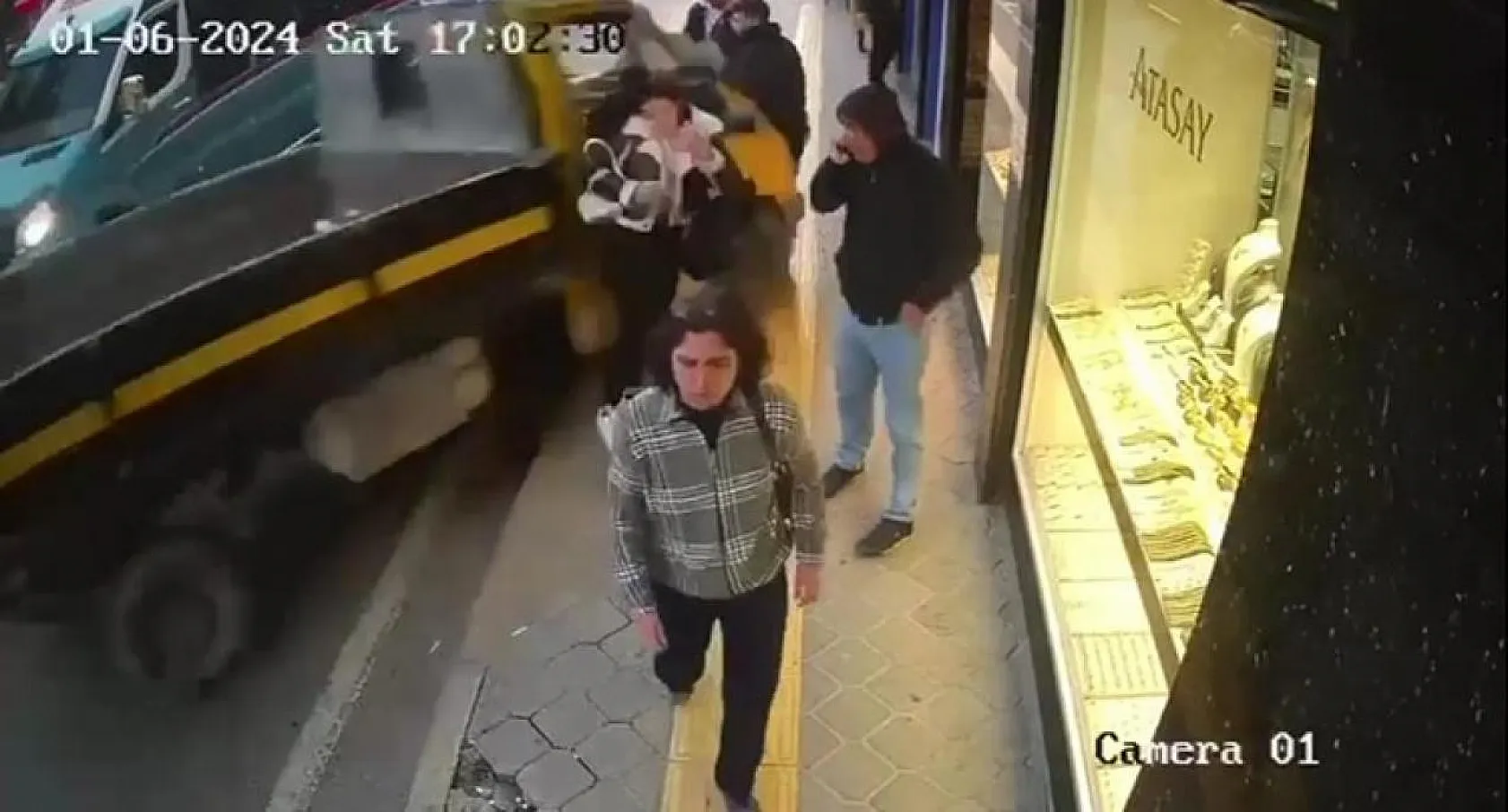 Kamyonet yayalara çarpıp iş yerine daldı: 5 yaralı