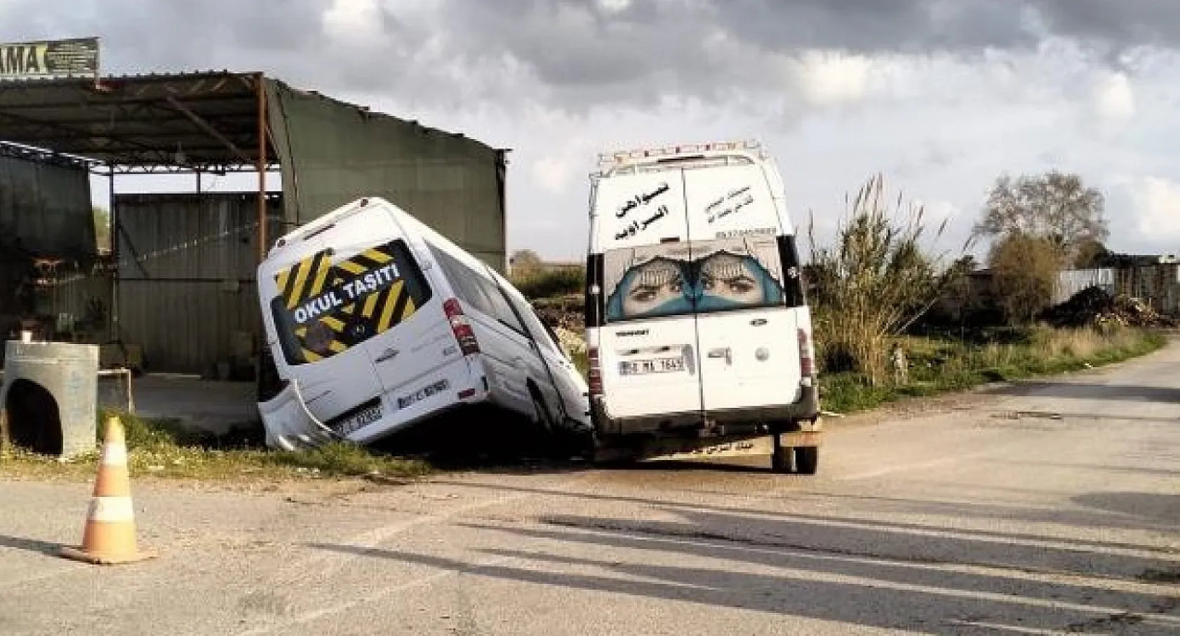 Servis araçları çarpıştı, kazada 8 öğrenci 9 kişi yaralandı..