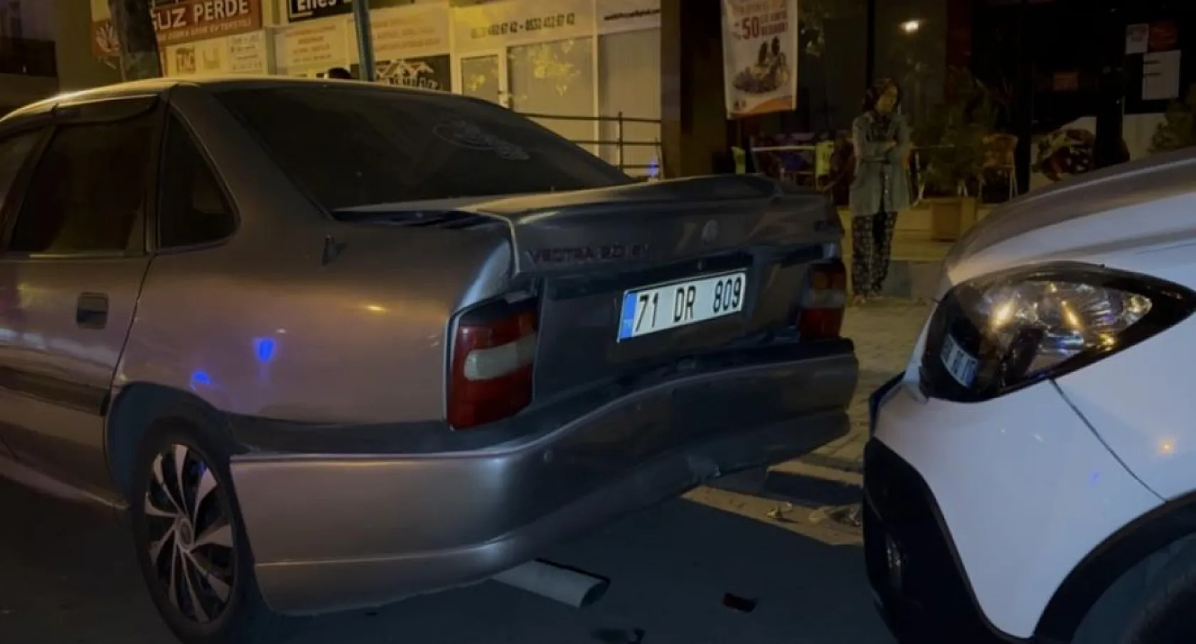 Park halindeki 2 araca çarpan otomobil sürücüsü olay yerinden kaçtı