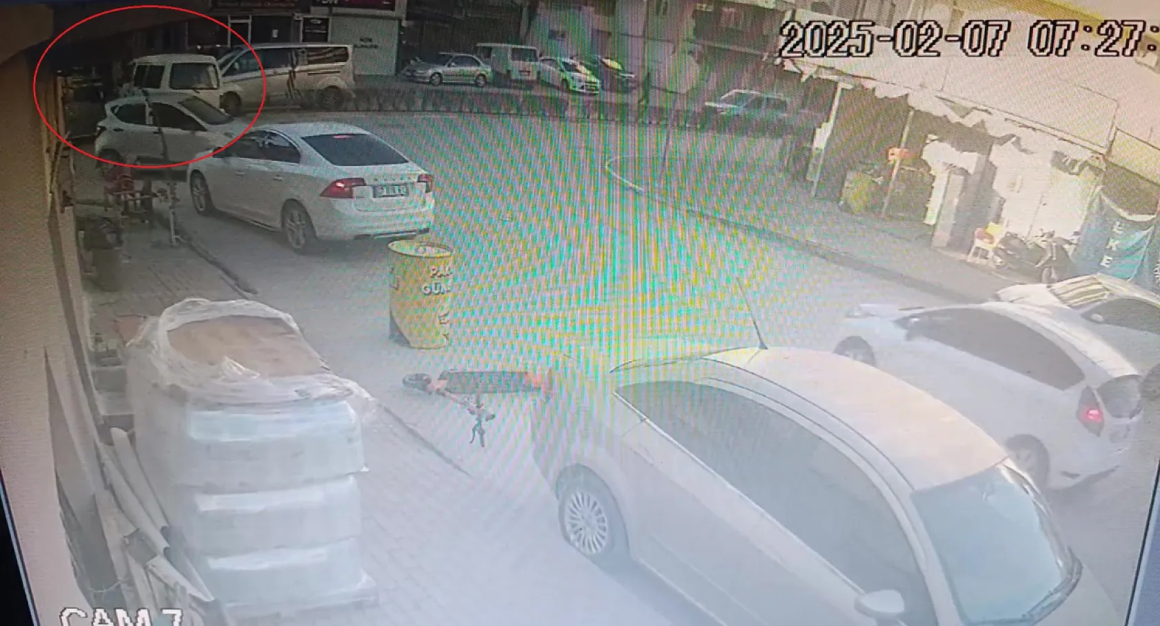 Kazanın şiddetiyle kamyonet sürüklendi kuaförün duvarına çarparak durabildi