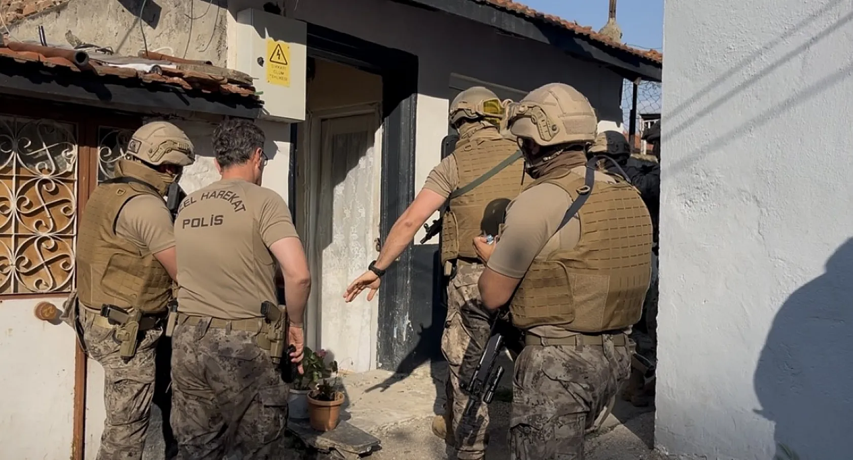 Özel harekat evi ablukaya aldı, yakalanınca 'çalsaydınız açardım' dedi