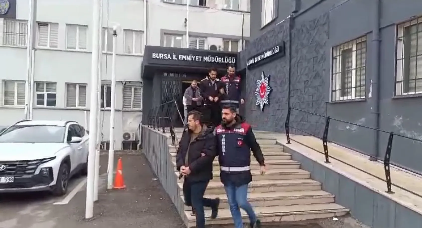 Kendilerini banka çalışanı olarak tanıtıp, 18 kişiyi 2.5 milyon lira dolandırdılar