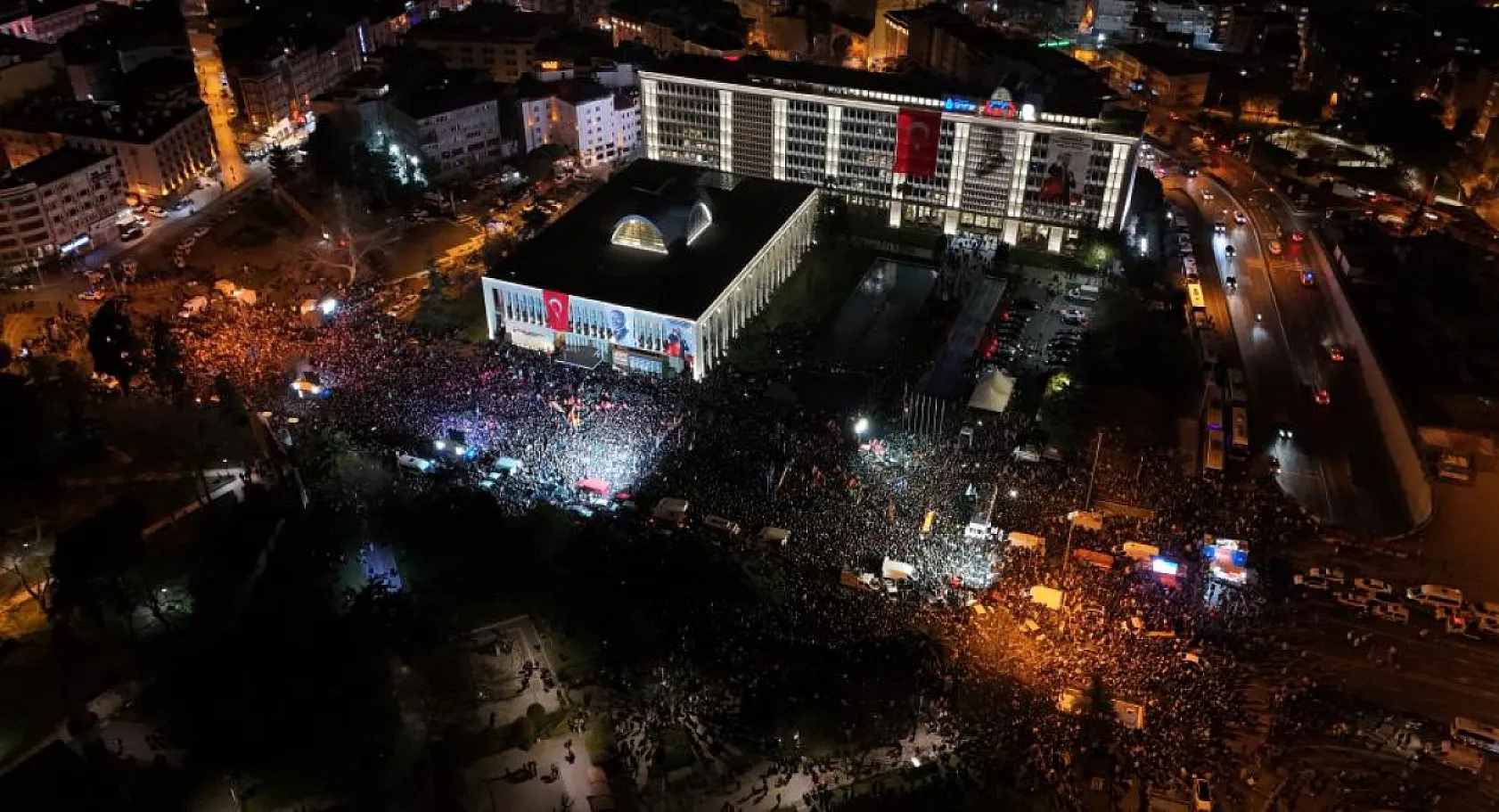 İBB binası önündeki kalabalık havadan görüntülendi