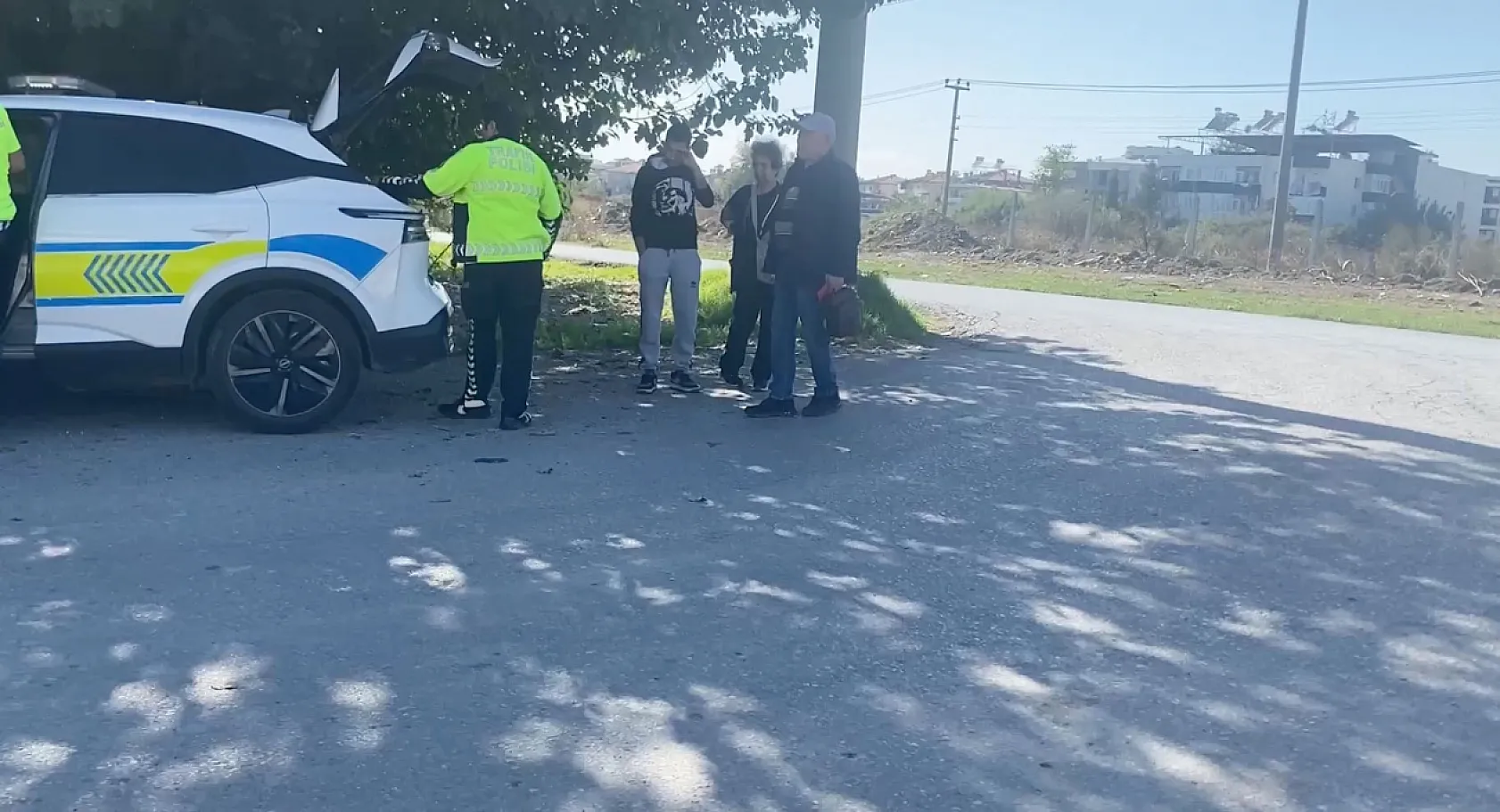 Kanala uçup ters dönen araçtan burunları bile kanamadan çıktılar