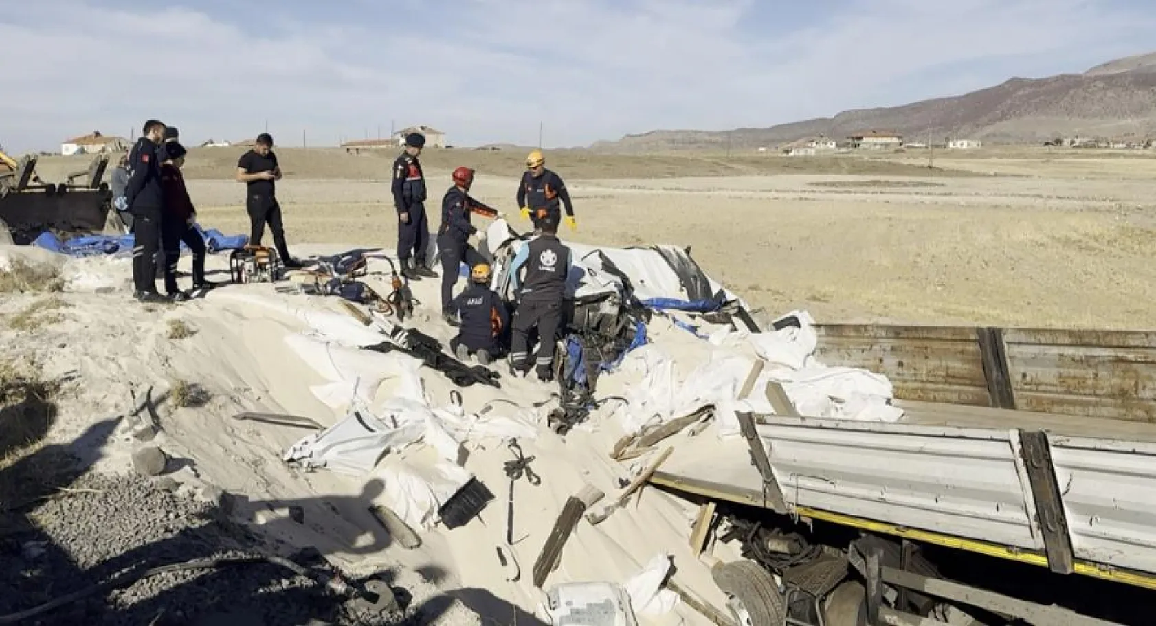 Tır şarampole düştü, sürücü kum altında kalan kabin içerisinde can verdi