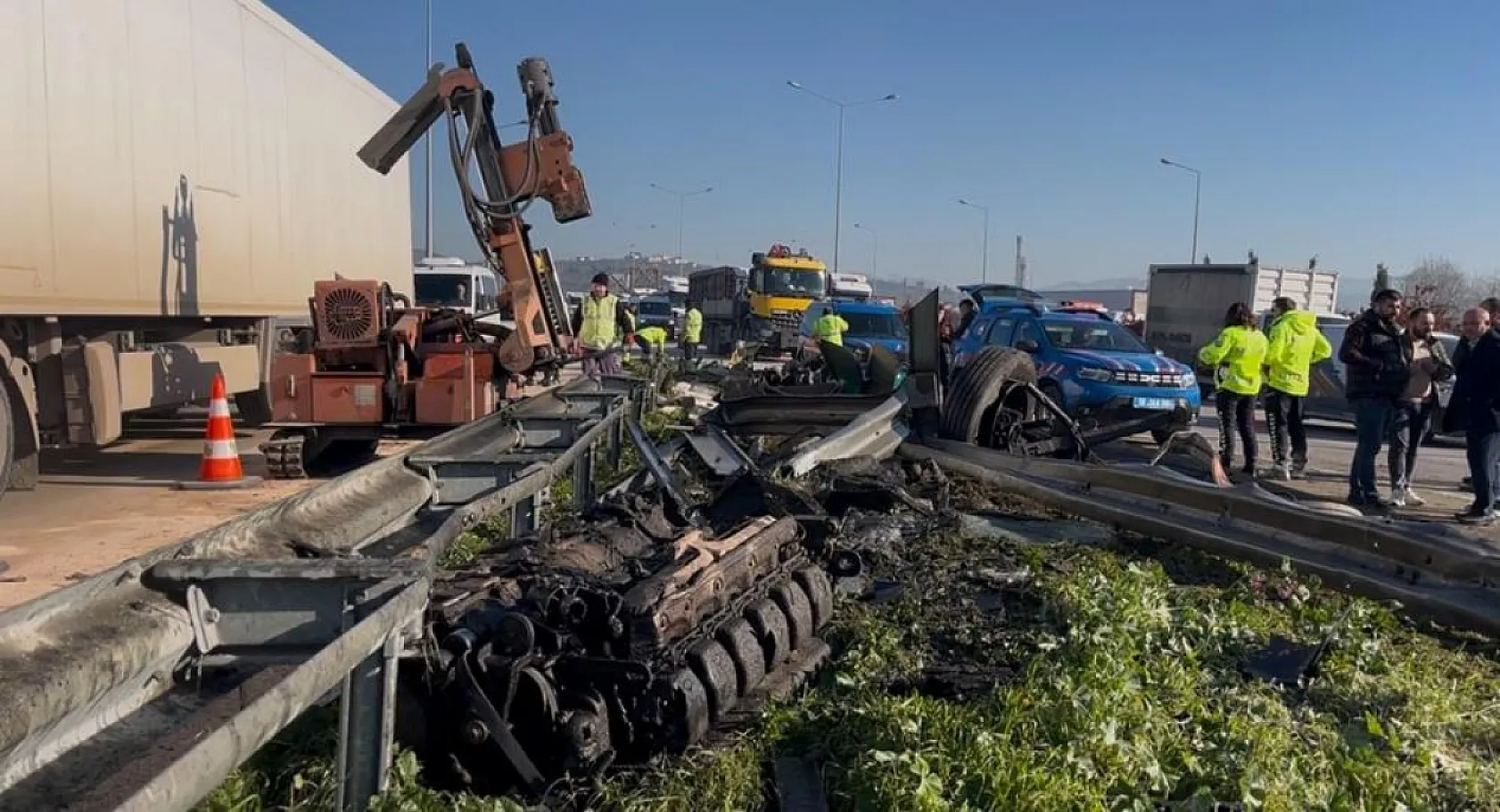 Bariyerlere saplanıp demir yığınına dönen kamyon kabininde can pazarı
