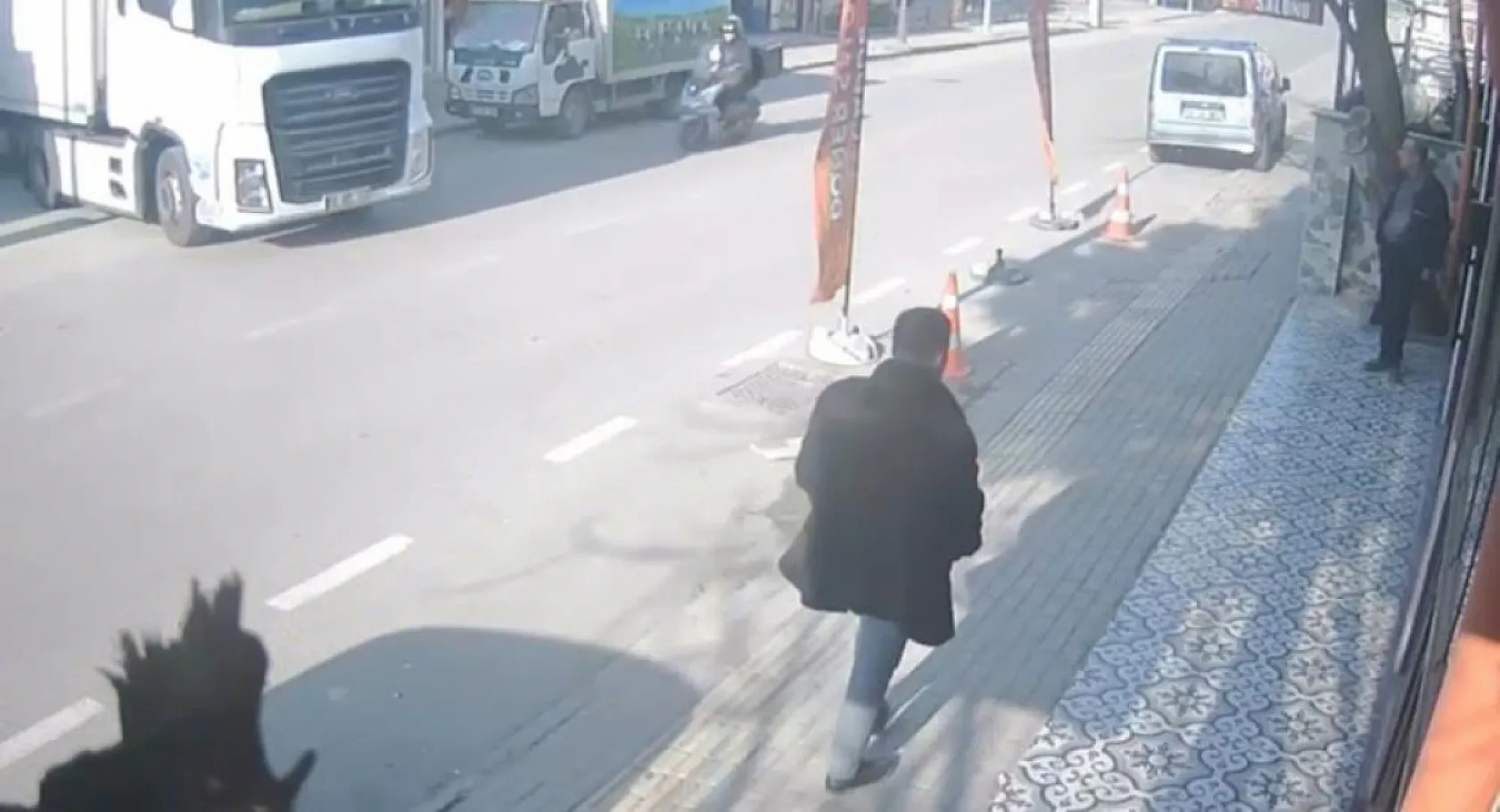 Anayola çıkan tıra, motokurye böyle çarptı