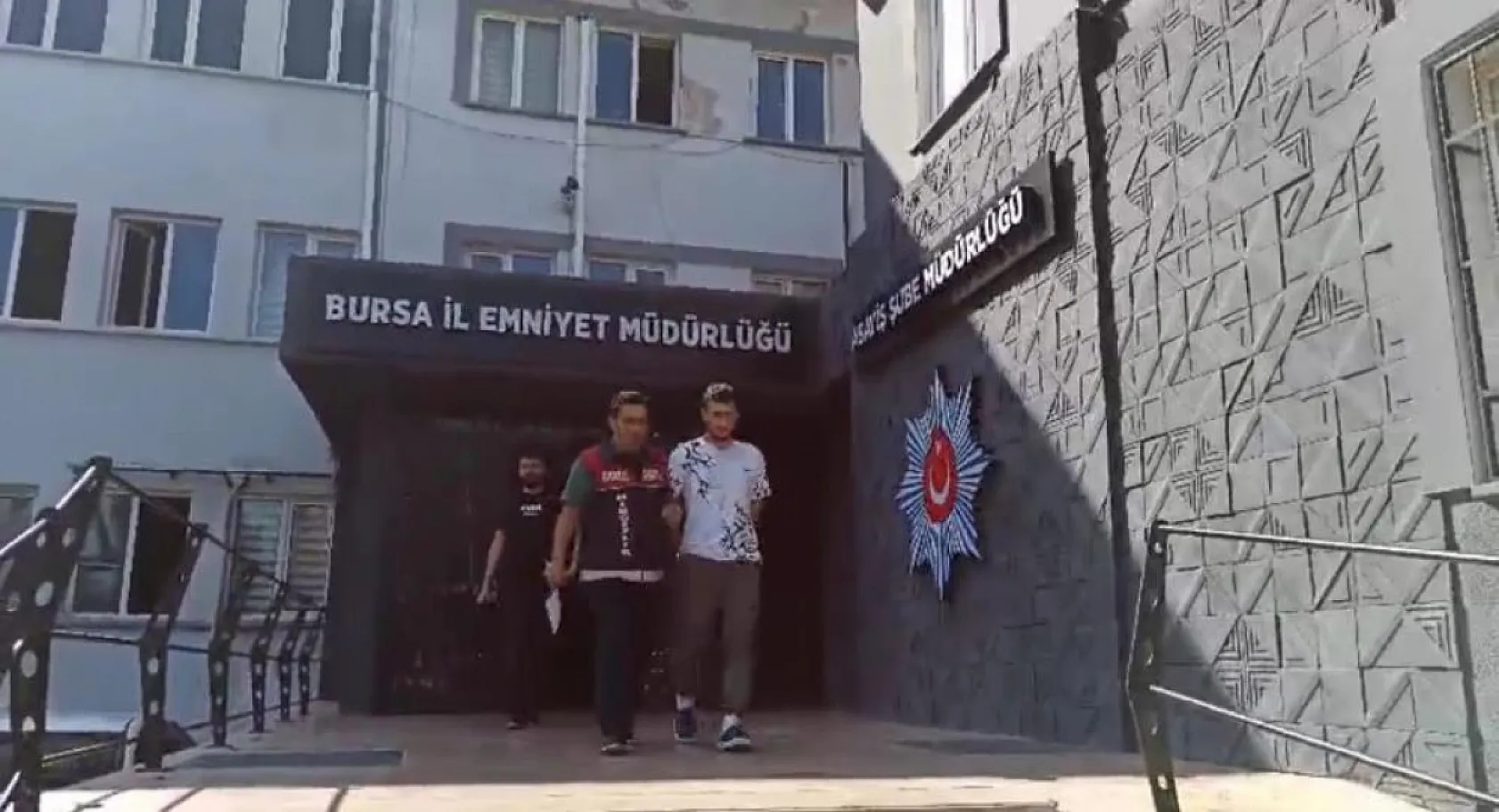 53 suç kaydı bulunan şüpheliyi çaldığı ayakkabı yakalattı