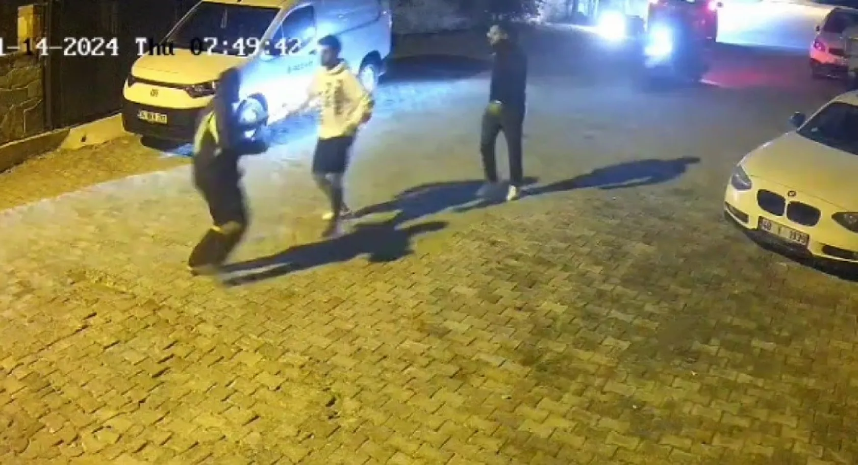 Otomobille çarptılar sonra darp ettiler: Talihsiz kurye kamera kayıtlarıyla hakkını arıyor