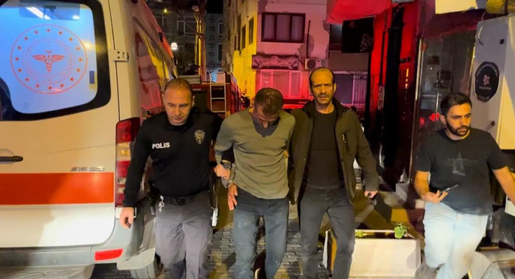 Önce eşini sonra kendini yakmaya çalıştı, polis son anda yetişti