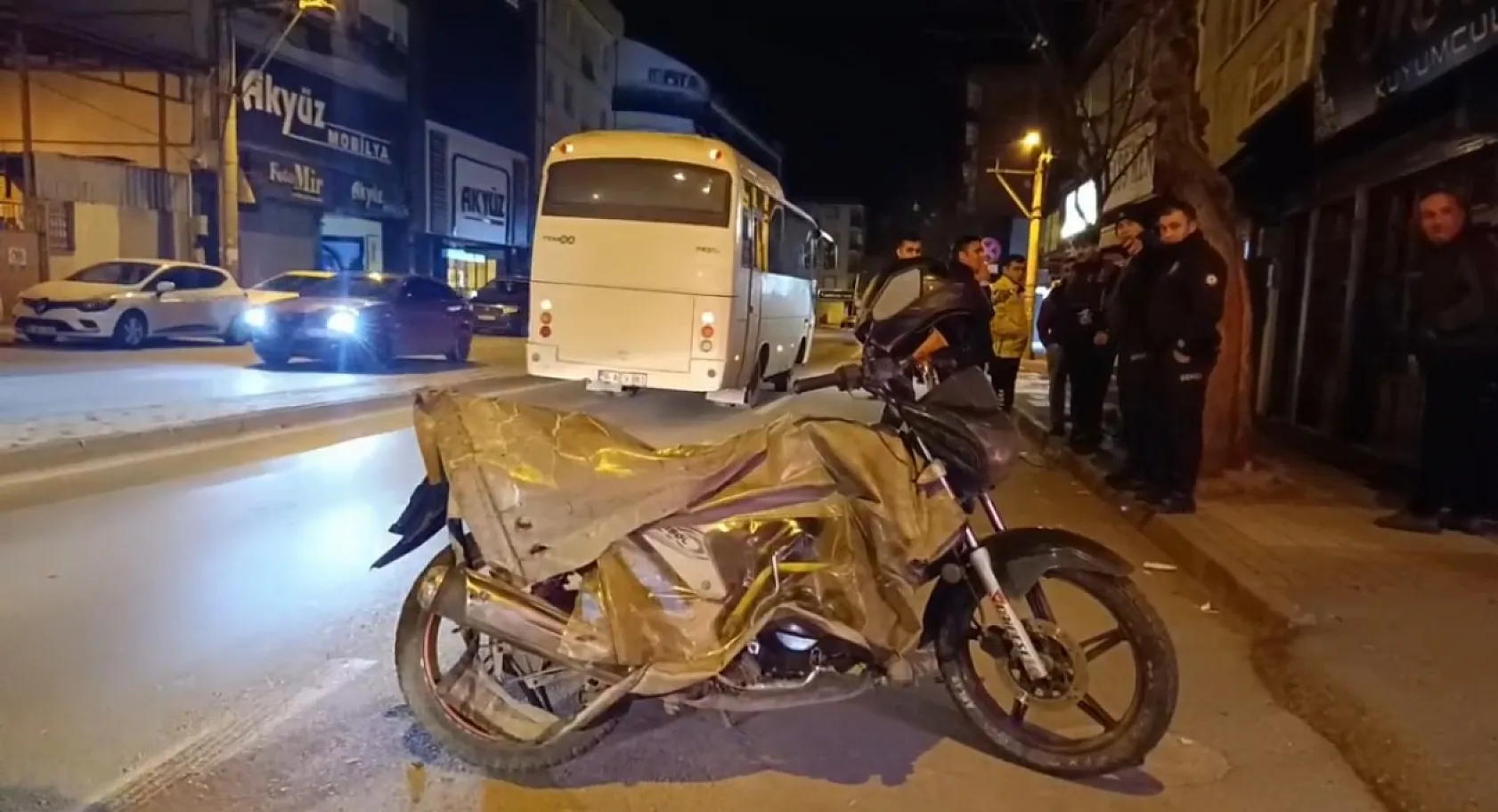 İki motosiklet çarpıştı: 1'i hamile 2 yaralı