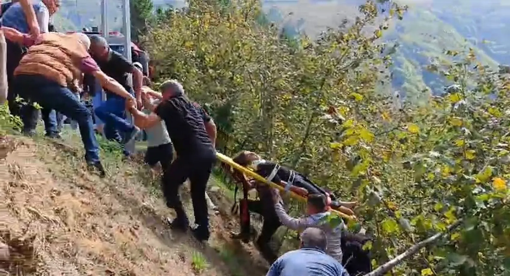 Fındık işçilerini taşıyan minibüs uçuruma yuvarlandı: 3'ü ağır 22 yaralı
